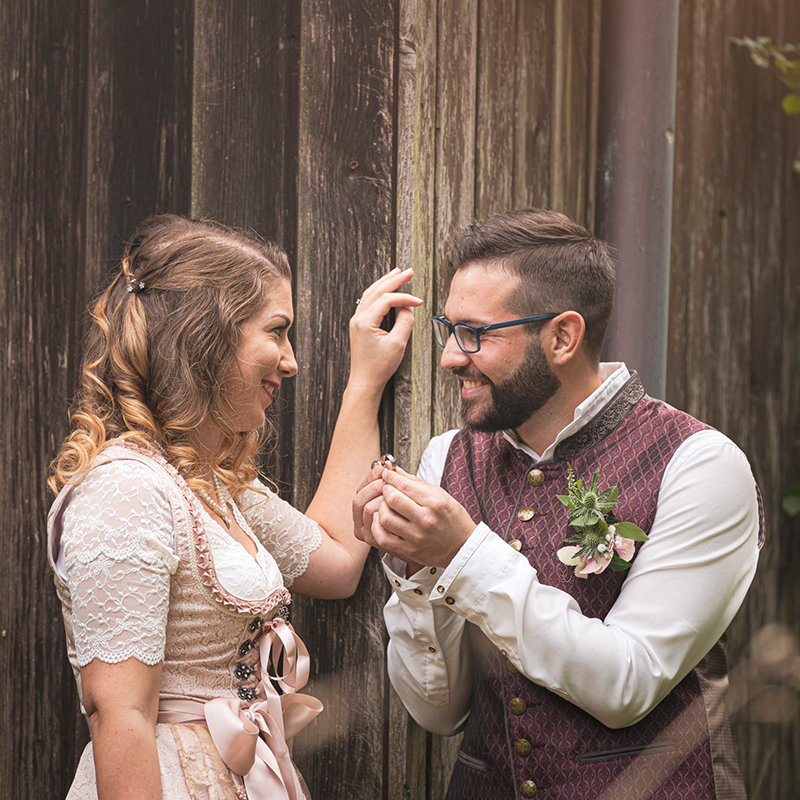 Emotionale Hochzeitsfotografie in Feuchtwangen: Bräutigam präsentiert seiner Frau die Eheringe Berührender Moment: Bräutigam zeigt seiner Frau die Eheringe - Hochzeitsfotograf Feuchtwangen